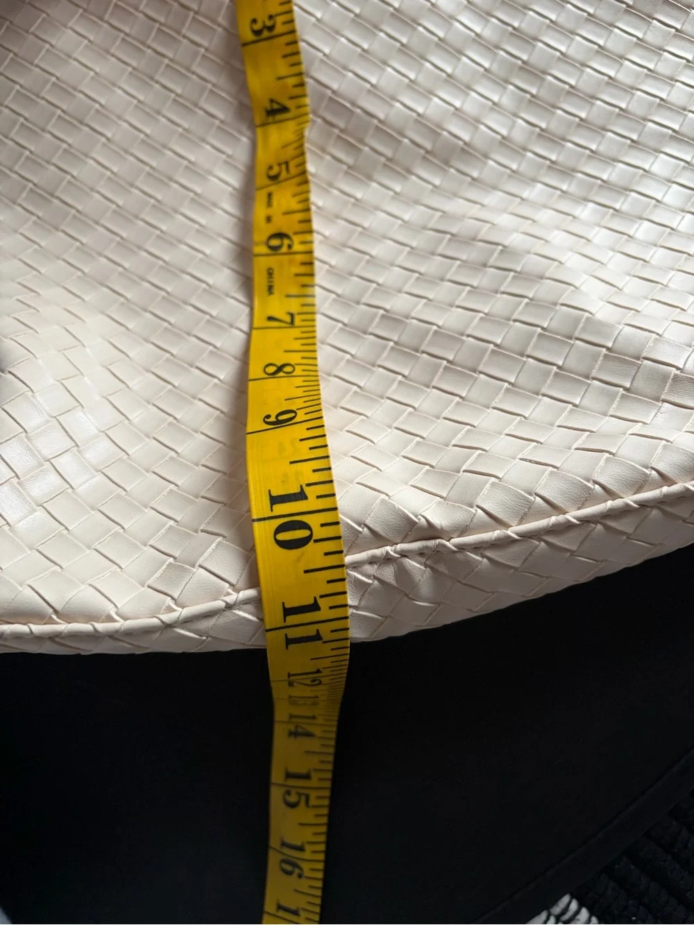Women’s Woven Shoulder Bag in Cream